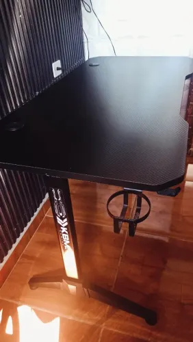 MESA GAMER COM SUPERFÍCIE EM FIBRA DE CARBONO