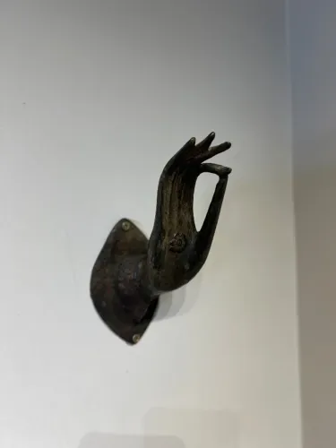 Escultura de parede Mão Buda, tailandesa, provavelmente em vronze