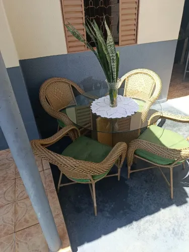 Mesa área externa, com quatro cadeiras, semi nova, muito nova. Contato *
