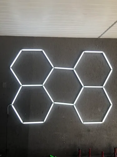 Luminária de estética automotiva