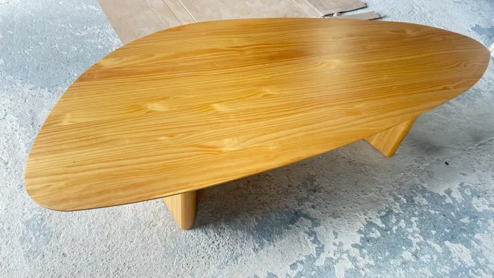 Mesa de centro Orgânica em Madeira de Pinus.