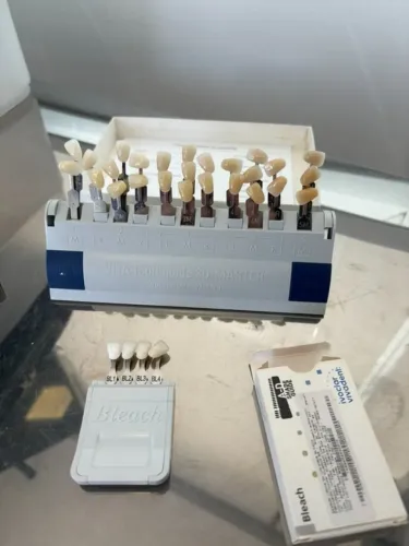 Escala Vita 3D Master + Ivoclar Bleach + Dispensador Kulzer para silicone odontologico