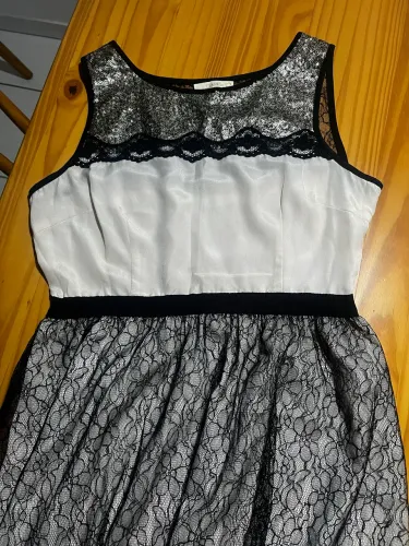 Vestido Colmeia preto com bege, paetê e renda