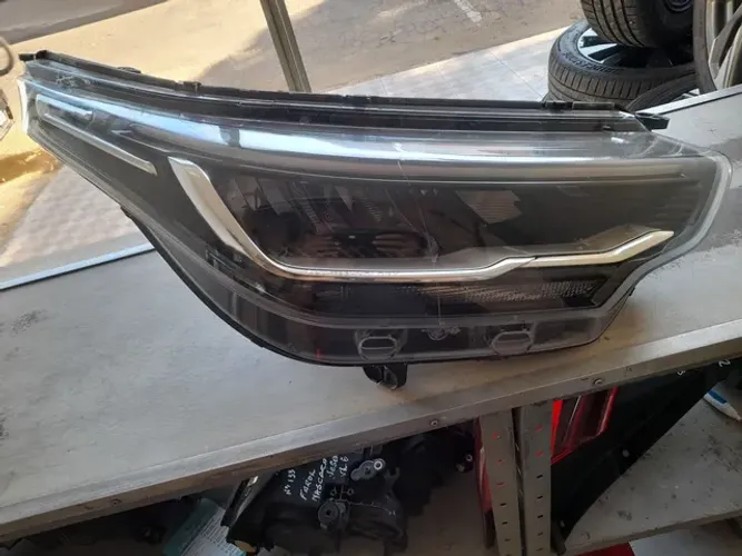 Farol da Fiat Strada 2021 a 2022 lado direito