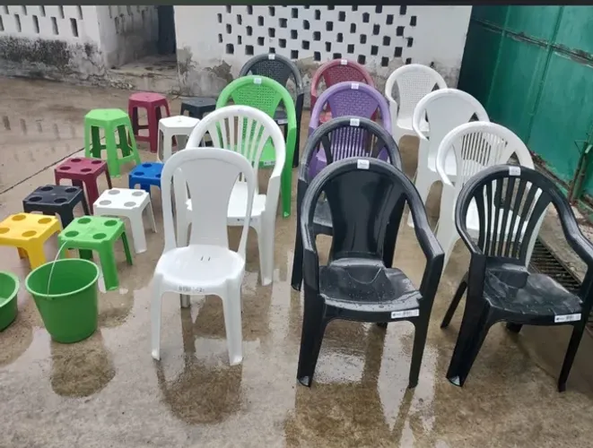 Poltrona, cadeiras e mesas plasticas