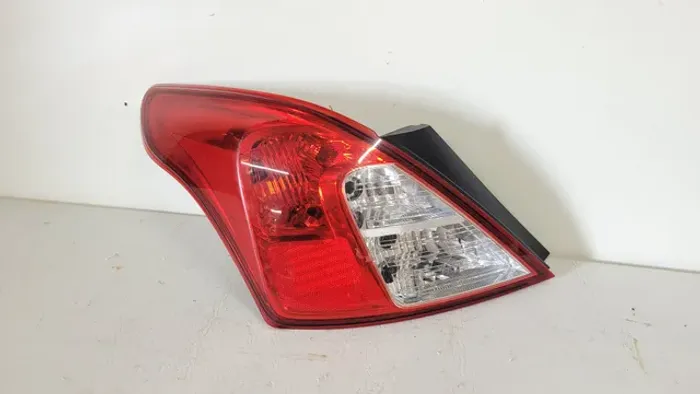 Lanterna nissan versa 