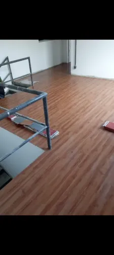 Piso Vinílico instalado 130 reais o metro.