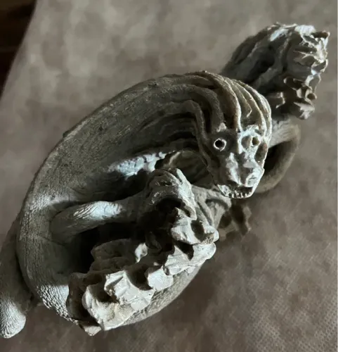 Escultura de Dragão Fossilizada