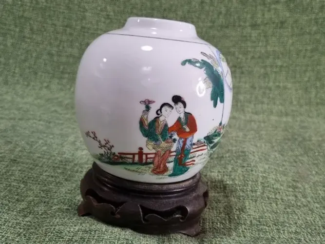 Antigo vaso chinês de porcelana pintada com base de madeira