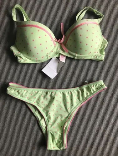 Conjunto calcinha e sutiã verde com bolinhas rosa