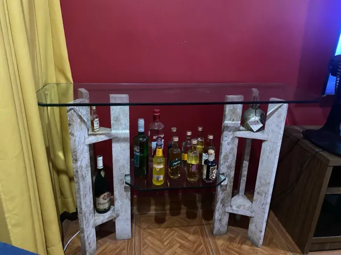 Aparador de Vidro com Estrutura em Pedra