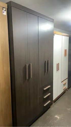 Guarda-Roupa de 4 Portas com 3 Gavetas