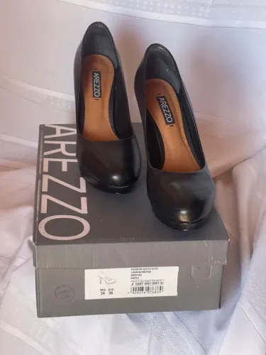sapato scarpin salto alto de couro preto marca arezzo 34, perfeito estado