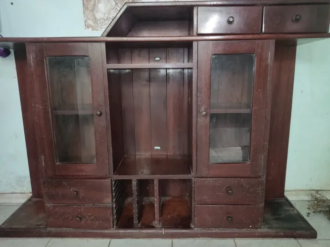Vendo lindo armário em madeira de lei