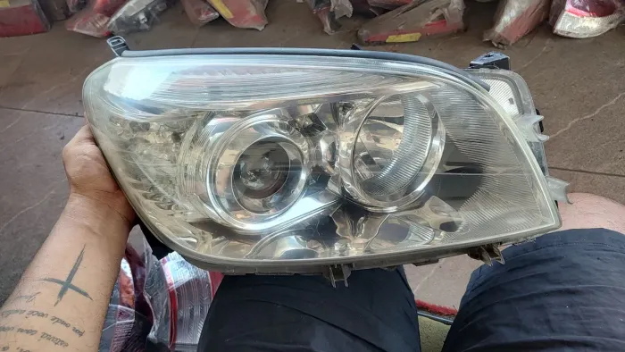 Farol do Toyota Rav 4