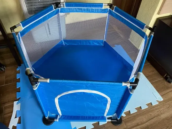 Cercadinho/chiqueirinho de bebê com cesta de basquete