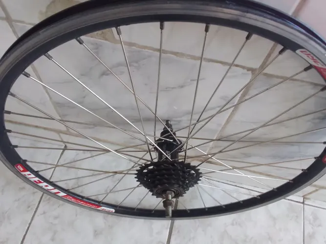 Vendp as duas rodas aro aerio, com rolamento novos. Sem a catraca.Contato 79- *