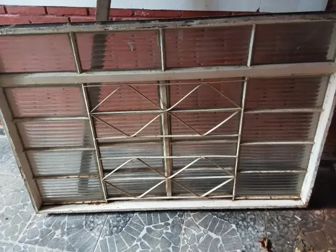 Janela de ferro sob medida 1X1,50 e três caibros Vendo