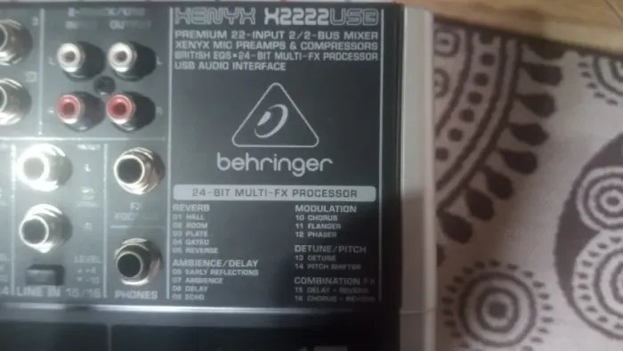 Mesa de som Behringer Xenyx X2222USB