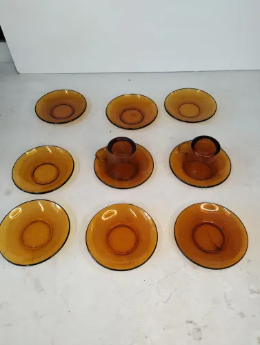 Conjunto de xícaras e pires âmbar