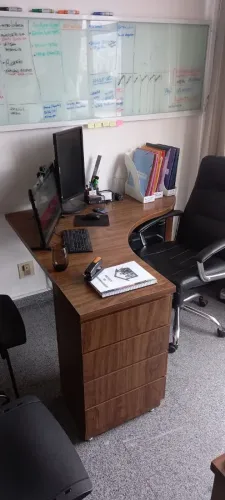 Vendo mesa de canto escritório, material nobre