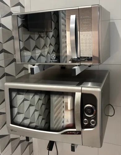 Conjunto microondas e forno elétrico