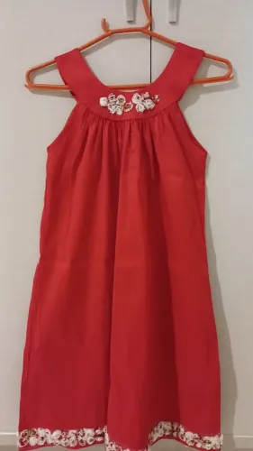 Vestido vermelho com detalhes florais - 8 a 12 anos