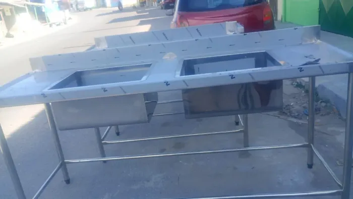 Pia em aço inox com 2 cubas