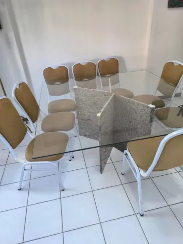 MESA de Vidro com Base de Mármore (CADEIRAS N ESTÃO A VENDA)
