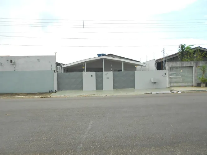 CASA EM EXCELENTE LOCALIZAÇÃO. 04 QUARTOS.