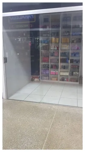 Prateleiras e Expositores para Perfumaria