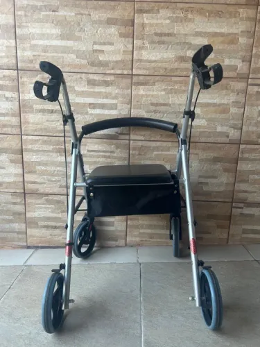 Andador 4 rodas seminovo com assento e baú