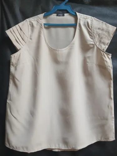 Blusas fem. (Tam. GG e M) 40,00 cada.