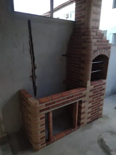 Churrasqueira e base pra bancada tijolo vermelho com a ponta clara