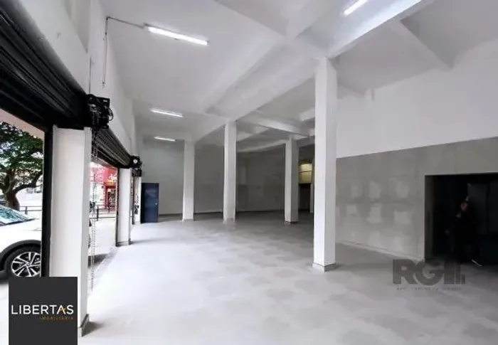 Libertas imobiliária aluga loja na Av. Assis Brasil com 530m²-Passo D`areia