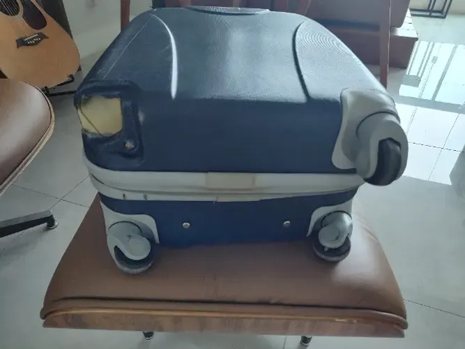01 Mala Bagagem 10 kg - Faltando 01 das 04 rodas!! - Vendo ou Troco.