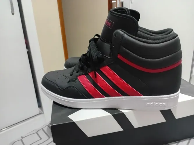 Tênis Adidas cano alto Novo , abaixei o preço pra vender logo 