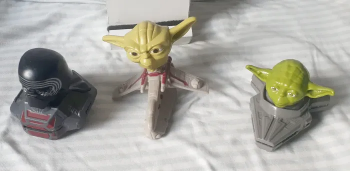 Star Wars - Yoda ou Kylo Ren. SÃO TRÊS BONECOS. *** R$35
