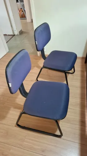 Cadeiras de Escritório (Uma delas quebrada)
