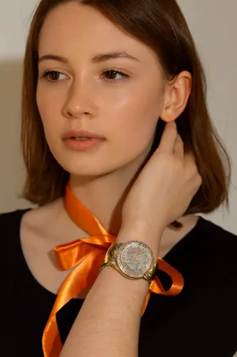 Relógio Feminino, com pulseira e ponteiros em prata, cor nude no mostrador.