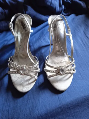 Sandália Feminina Prateada com Detalhes em Strass