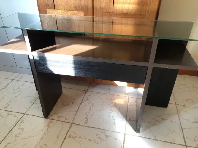 Rack em madeira e mdf marrom e preto