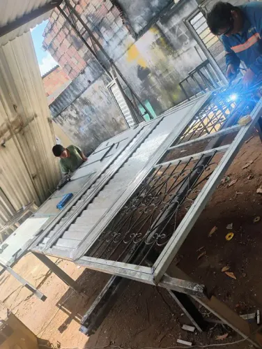 Porta de aço com grade em ótimo estado