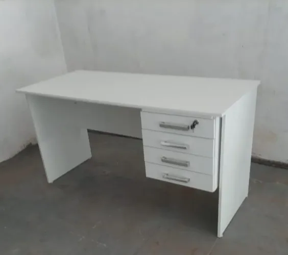 Mesa de Escritório Branca com Gaveteiro