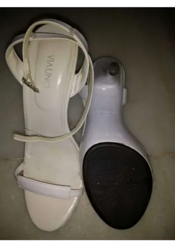 Sandália de festa nas cores branca e prata tamanho 38