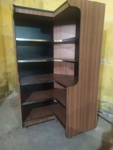 Estante de canto. Vendo ou troco. Muito barato.