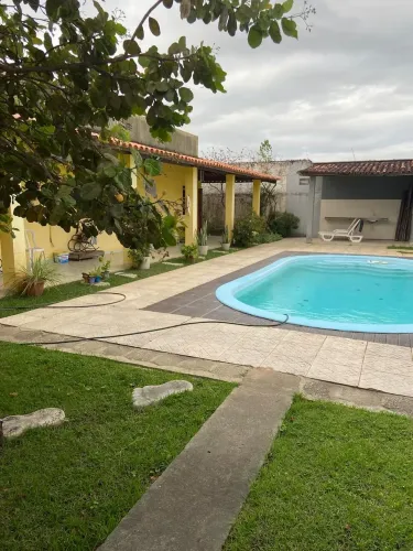 Linda casa com quatro quartos e piscina na Barra Nova