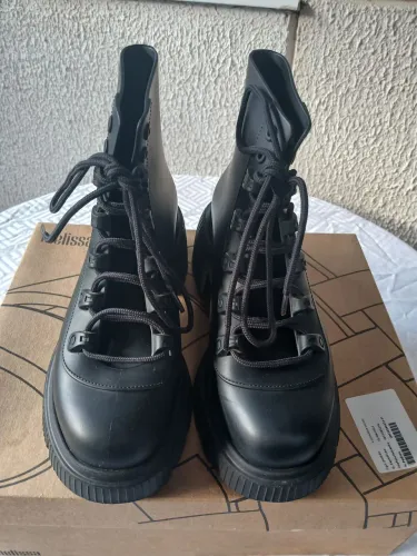 Bota coturno Melissa cosmo boot preta tam.36