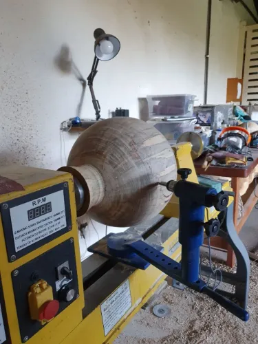 Equipamento para fazer esferas em torno de marceneiro