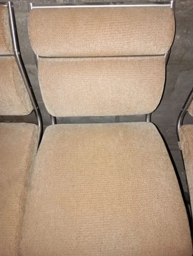 Cadeiras aveludadas usadas
